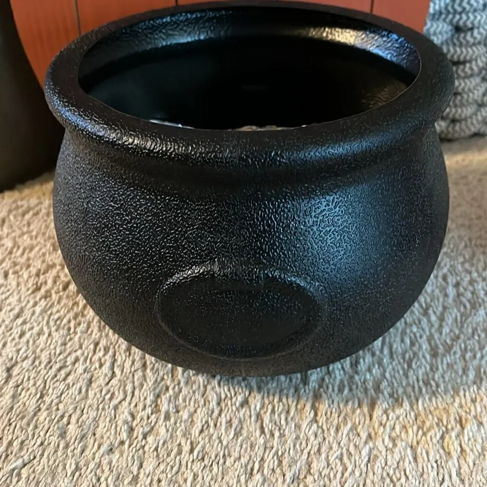 HALLOWEEN WITCH WITH CAULDRON DECORATION WITH WITCHES BREW